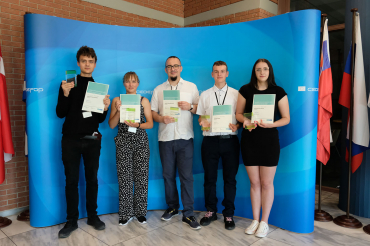 Łukasz Bełczowski, Karolina Mruk, Hubert Grześkiewicz, Jakub Sajda and Aleksandra Dulny with their certificates and prizes in front of the Cedefop media wall